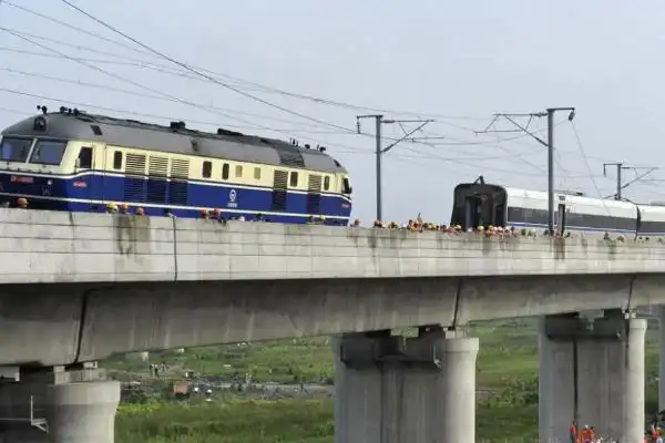 由北京南站开往福州站的列车d301次和由杭州站开往福州站的列车d3115