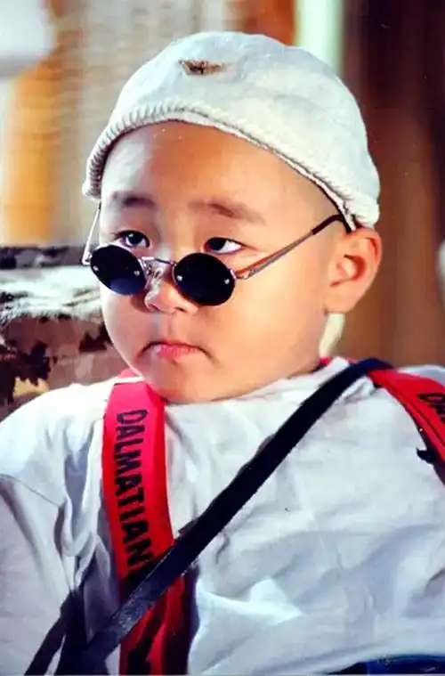 32岁童星郝劭文头戴鸭舌帽老气横秋现身与其他演员送新春祝福