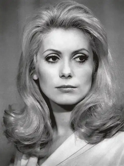 凯瑟琳·德纳芙可以称得上是法国国宝级女演员,纵横法国影坛三十年,被