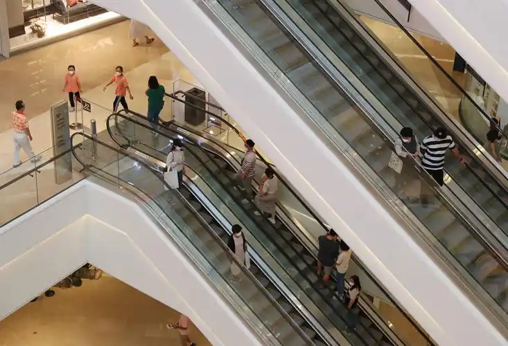 9月24日,人们在韩国京畿道河南市一家商场乘坐扶梯.返回搜狐,查看更多