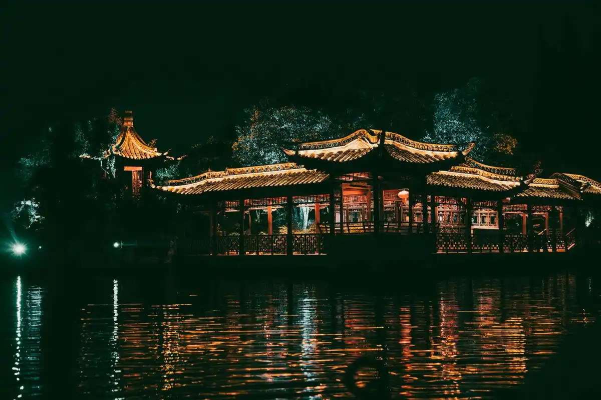 扬州瘦西湖夜景如烟.