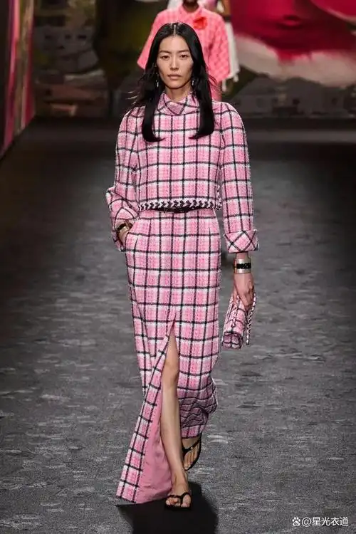 书她是第一个推广水手上衣的人,并被认为发明了小黑裙和现代花呢夹克