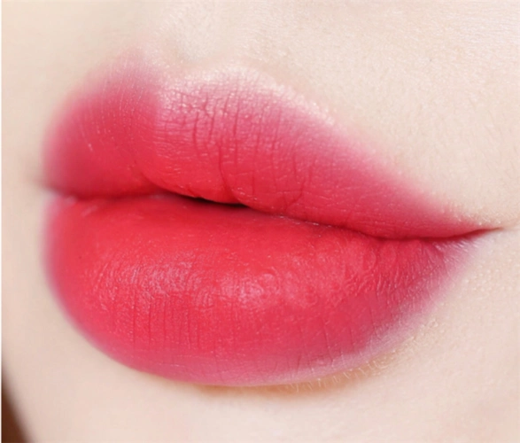 标准的女团c位色,透心凉的纯正的西瓜红,提亮肤色的元气能手.