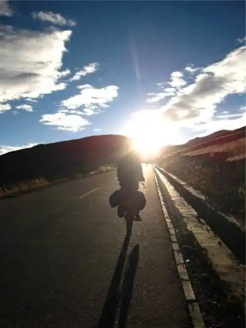 行走在黑暗,面向那阳光.