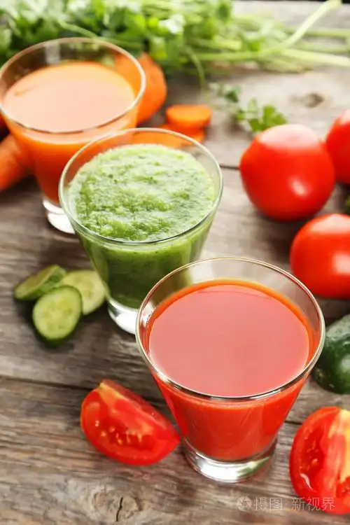 番茄胡萝卜和黄瓜汁