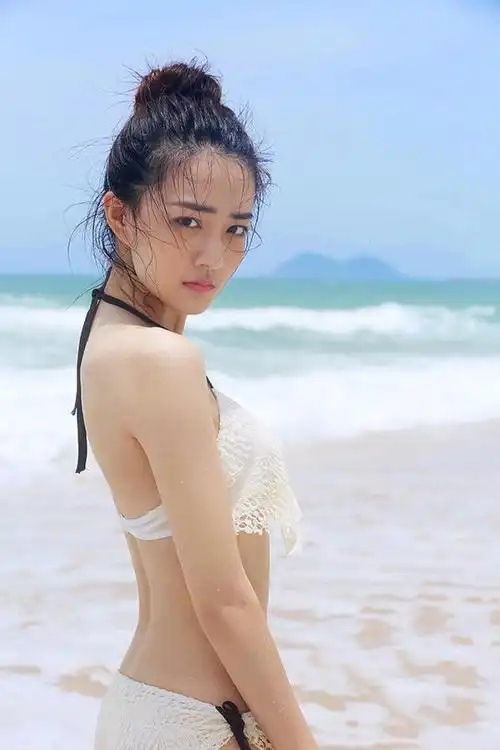 徐璐俏皮可爱清纯写真海边戏水很抢眼