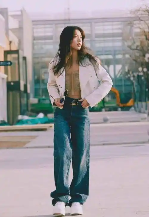 赵今麦春日街拍,帅气复古风一改往日形象,和叛逆少女有得一拼_夹克