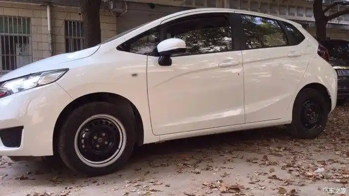 看车主给轮毂喷漆怎么都喷镀铬漆有喷别颜色吗白色车身只能喷银色吗