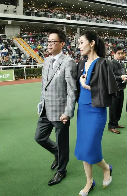 李嘉欣夫妇现身马场观赛,两人十指紧扣很恩爱|李嘉欣|马场|许晋亨