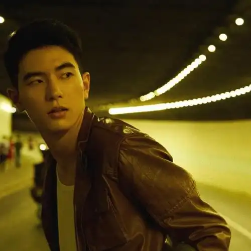 眼睛细长,有点儿超模脸内味儿,鼻梁高挺,侧颜神似刘昊然