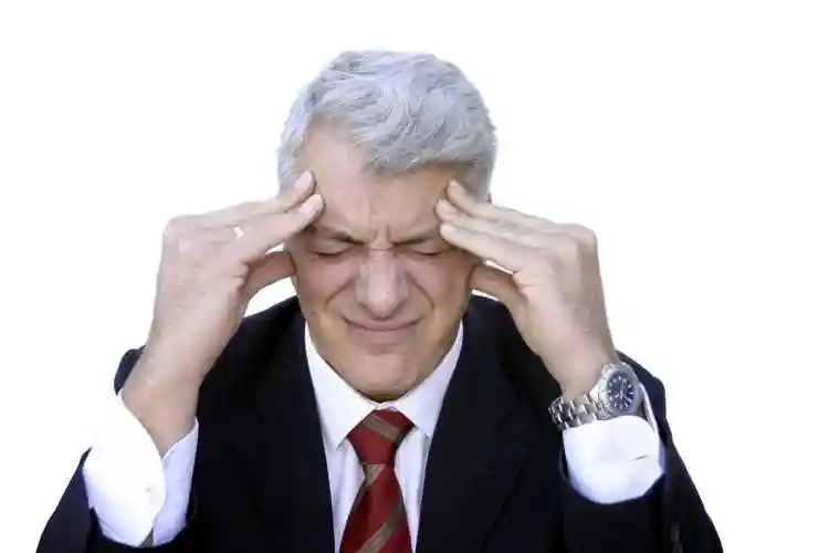 头痛图片-头痛吃药的年轻人素材-高清图片-摄影照片-寻图免费打包下载