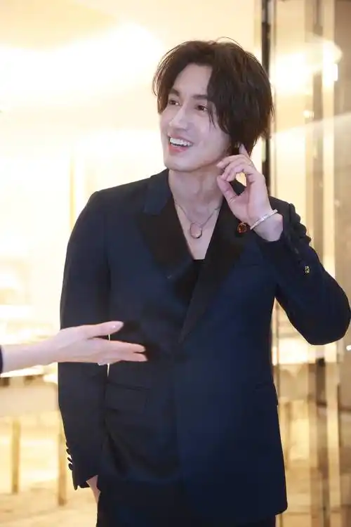 言承旭黑西装造型优雅贵气 分享时尚穿搭心得