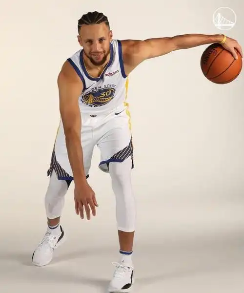 新赛季库里改变了形象.