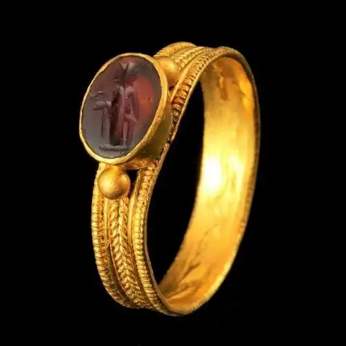 一枚古罗马帝国时期的金戒指,上面镶嵌有宝石,是很珍贵的文物