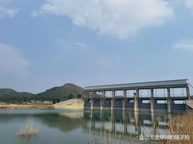 近期保定龙门水库又在放水,位于满城东龙门村对面的峡谷成为热点,很多