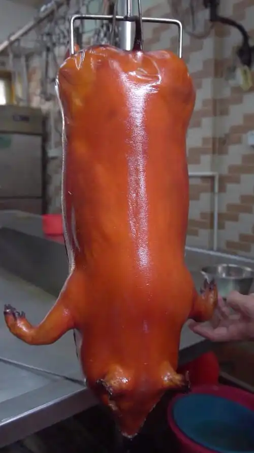 广东烧腊三大天王中的重量级菜式——烧乳猪