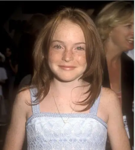 同样与小时候五官比例很像.