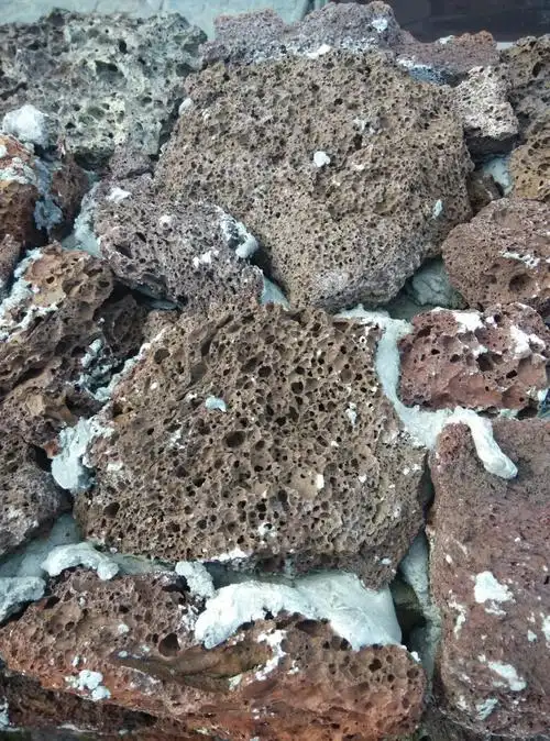 (也是贴在外墙上的) 它有许多小孔 具体叫什么呢