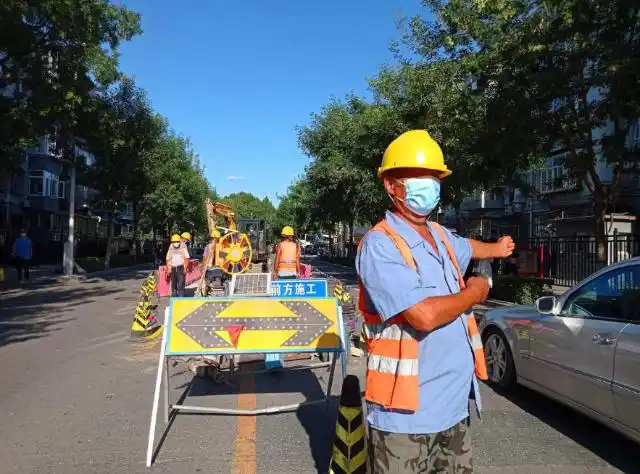 工人在疏导交通