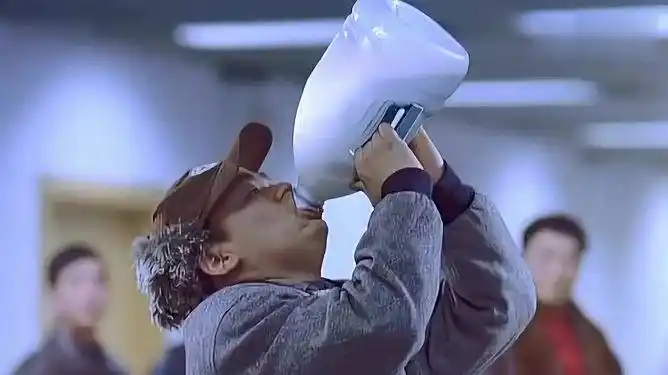 人在囧途:当王宝强喝牛奶的时候, 安检员做了一个什么动作!_网易视频