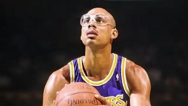 nba名宿 贾巴尔捐出900副护目镜!并表示:戴了就像我一样强