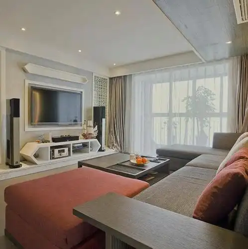 电视背景墙让木工现场做的,既起到了装饰作用还能储物,一举两得.