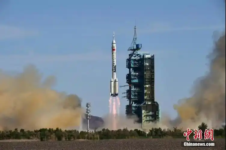 图为长征二号f遥十二运载火箭发射升空.中新社发 汪江波 摄