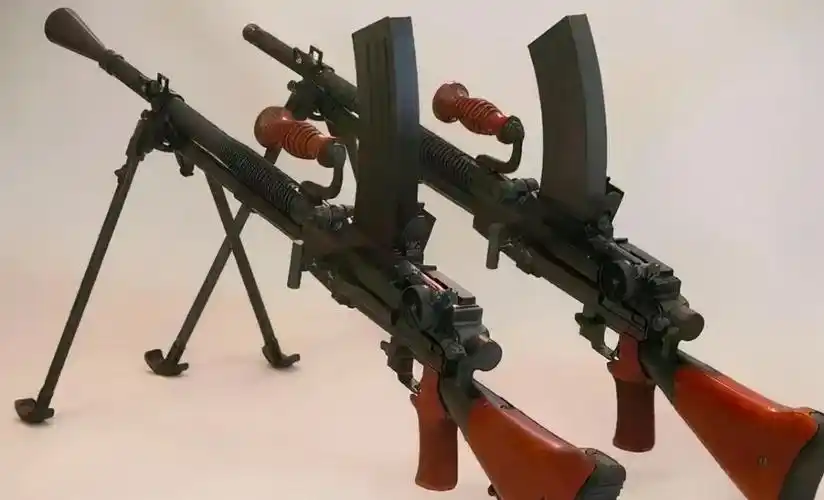 这款轻机枪的研发,源于日本军方对更大口径武器的迫切需求,旨在铁代
