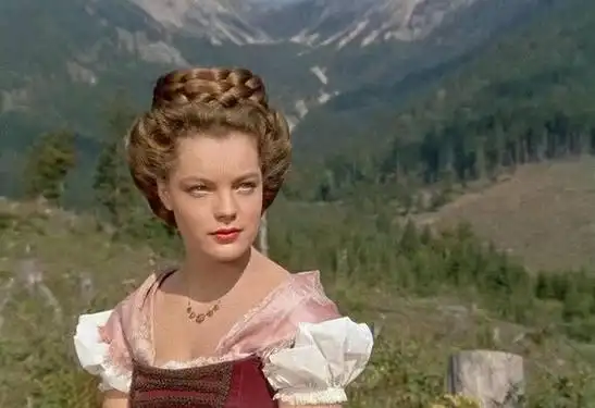 茜茜公主背后罗密不愿意拍后两部超6公斤的假发让她头疼