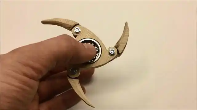 三叶型回旋镖,携带方便,随时随地转起来,关键是制作简单