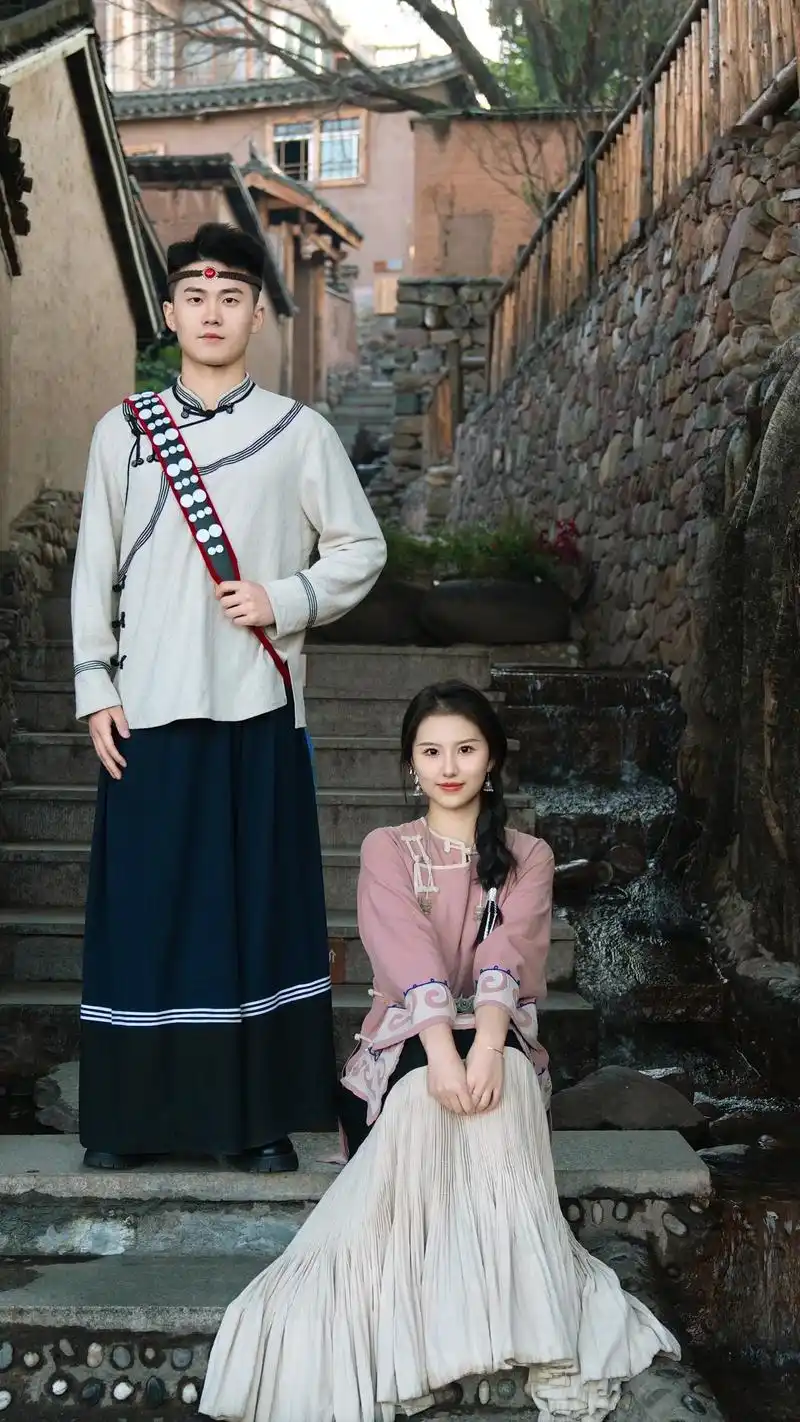 古上 彝族情侣写真.眼里全是太阳,笑里全是坦荡#客片分享 - 抖音