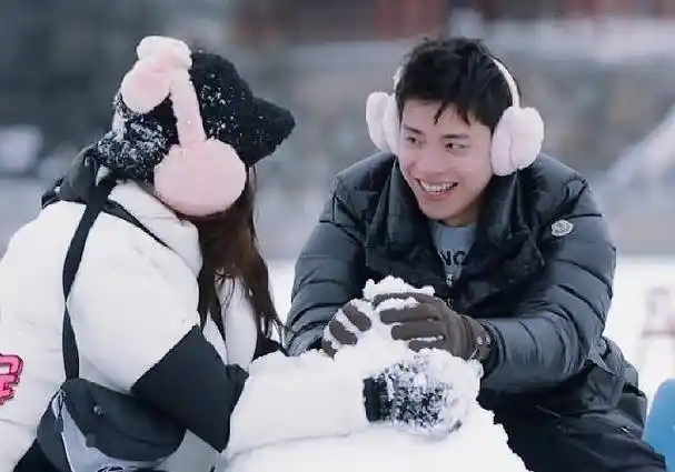 王大陆太会撩,当着林允的面要小姐姐联系方式,林允的