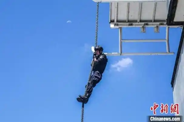 7月29日,为检验夏季练兵成效,上海市公安局特警总队组织开展了"特战