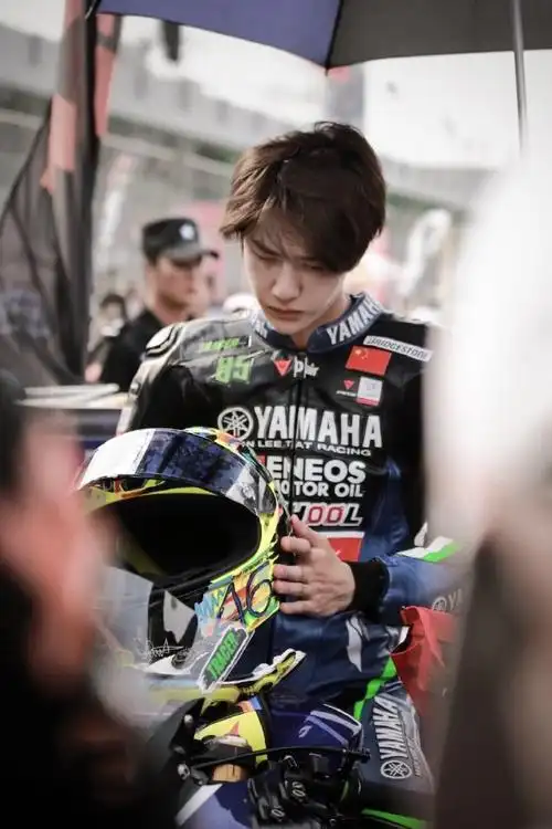 王一博感谢罗西让自己爱上摩托