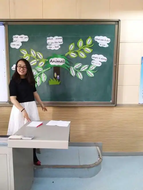 蓝山学校的徐丹丹老师在授课