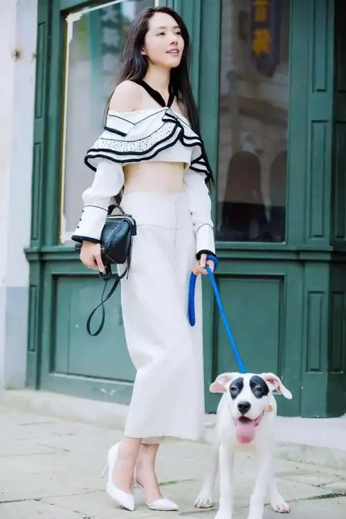 像蓝盈莹这种脚大的还真是少有?有的女明星不能穿女孩子的鞋