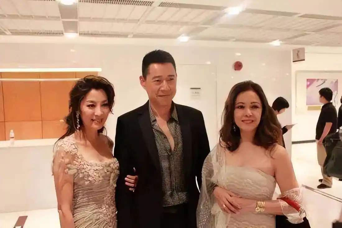 63岁张丰毅娇妻亮相,颜值酷似王祖贤,怪不得放弃吕丽萍_霍凡_年龄