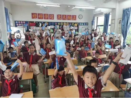 珠海大爱科技走进拱北小学开展爱心捐赠公益活动守护儿童光明托起少年