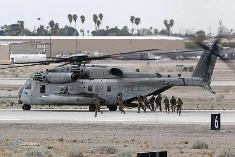 美海军9万吨远征基地舰首现南海