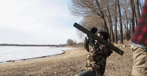 老师教的,小曼还是鼓起勇气毫不退缩,自己动手diy了一件液氮火箭炮