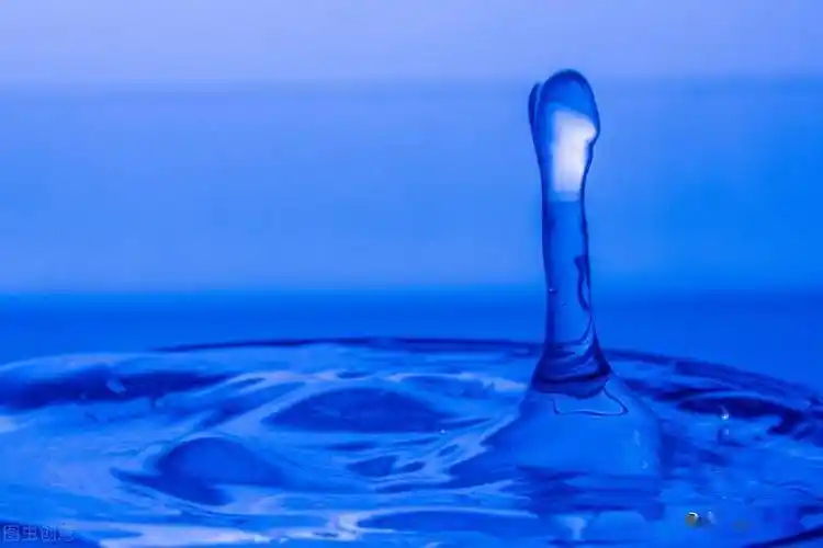 一滴水入水的瞬间有多美?看看唯美摄影_水面_苇静_沙暖