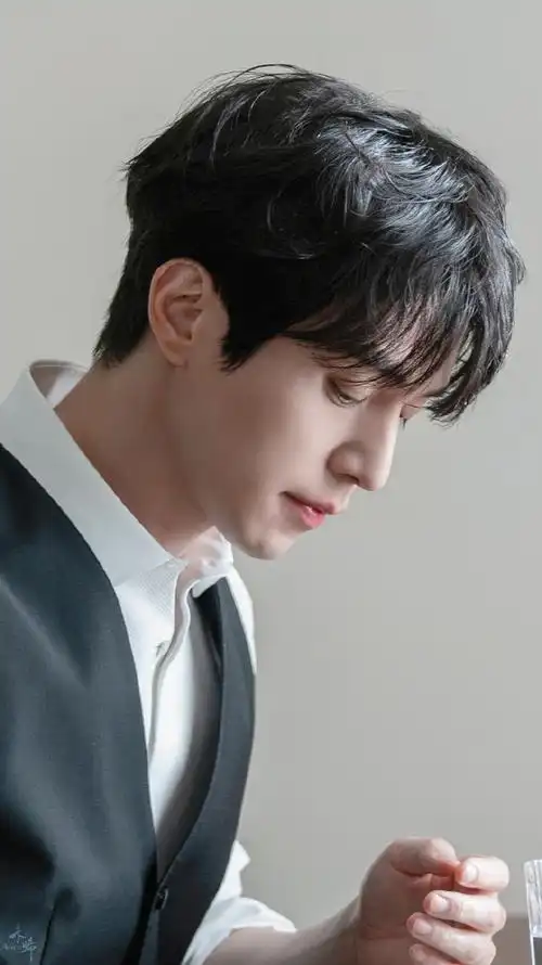 李栋旭超话#李栋旭#079978深夜放一波壁纸这组帅得也太超过了.