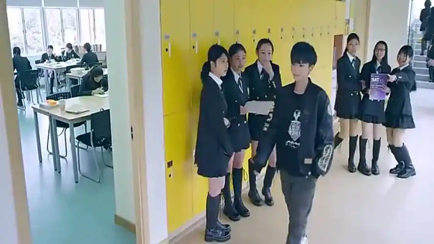 假小子女扮男装,转学去女子学校,太帅了