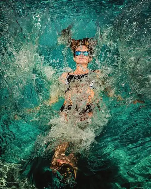 维密天使超模琳赛艾林森夏日多彩泳装写真