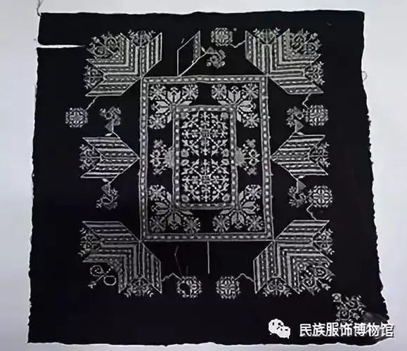 贵州花溪苗族女上衣中的十字刺绣纹样