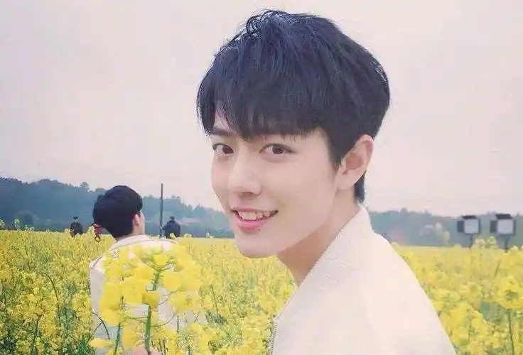 原创肖战大学照片曝光给大学女友买钻戒跟同学聊天被造谣是恋爱