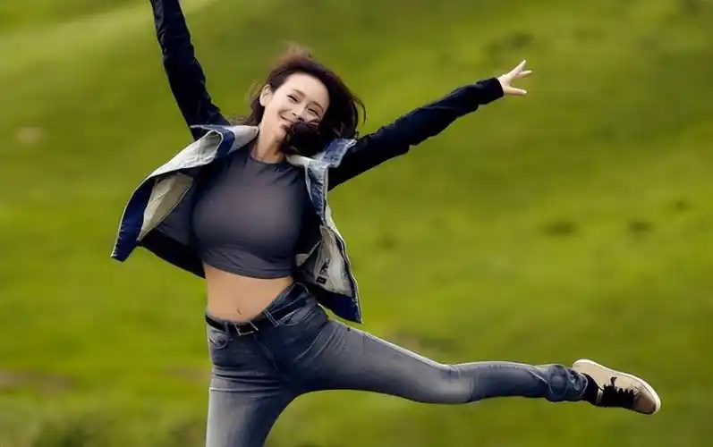 回顾于明加:27岁闪婚相亲对象,恩爱12年连生2女,被丈夫宠成宝