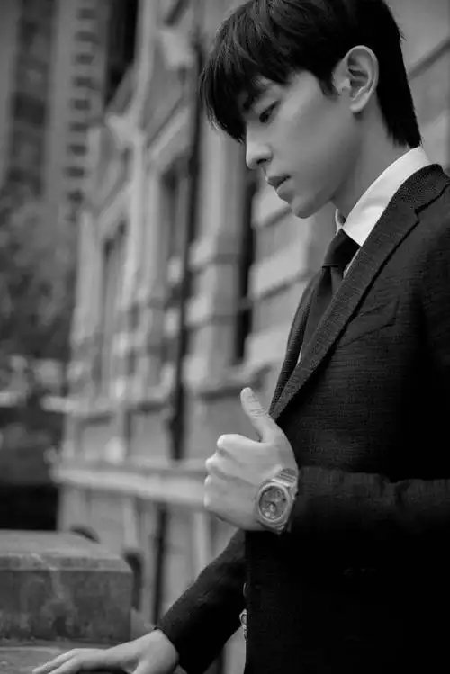 邓伦13日晚出席宝格丽晚宴 优雅绅士的贵气公子yyds!