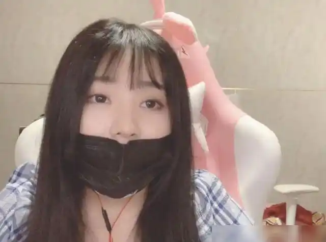 网红一条小团团素颜照火了p图高手为她换脸遭小团团本人点赞