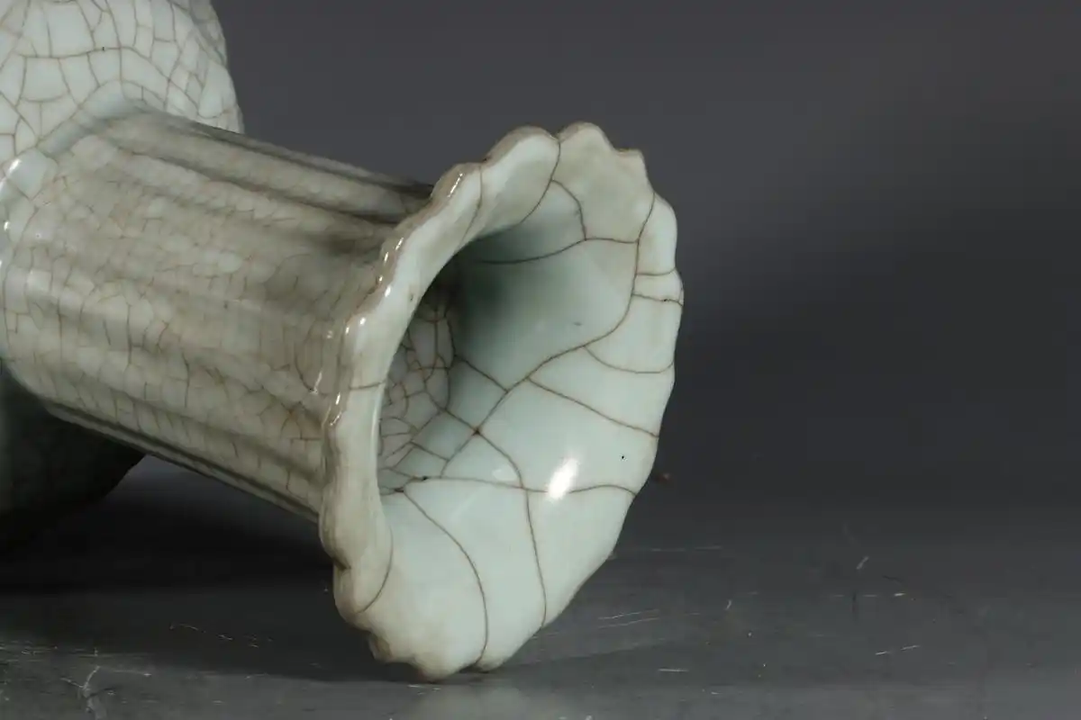 南宋官窑粉青釉多棱花口瓶 高22.2口径9.5底径14公分